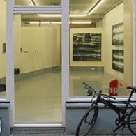 Afgelopen vrijdag begon Capital A waarvan er hier al enkele verslagen vanaf komen. Er waren naast een hoop galerien open natuurlijk ook enkele openingen. Een ervan was die van Jop Vissers [&hellip;]