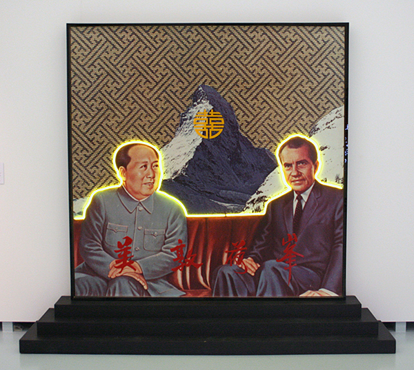 Woody van Amen - Double Happiness - Assemblage met fotoprint en neon op voetstuk