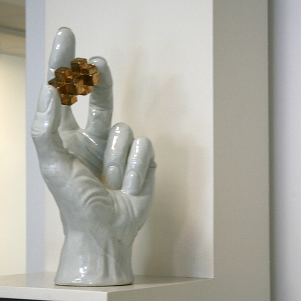 Woody van Amen - Hand met TAXAT (gold) - Porselein