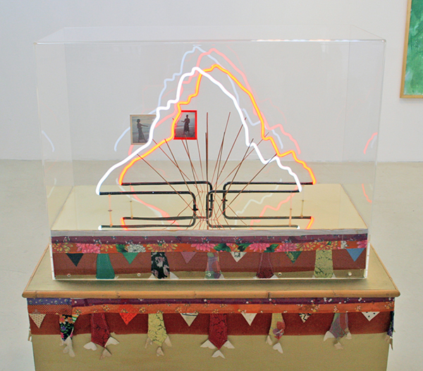 Woody van Amen - Pura Melanting - 150x50x80cm Neon en mixed media