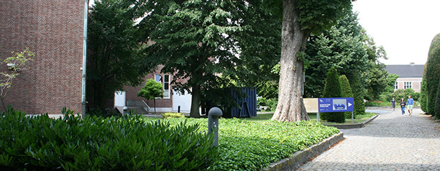 “oh, dan moet je zeker even naar Z33 gaan” zegt de stem aan de andere kant van de telefoonlijn. Ik sta naast mijn vouwfiets op een fietspad ergens net buiten [&hellip;]