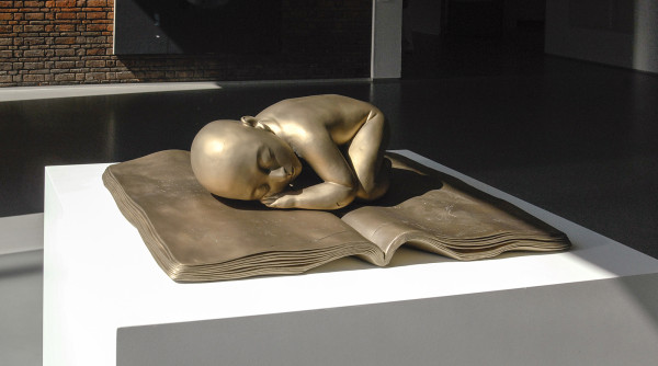 Zhang Xiaogang - Sleeping Bot on The Book - Brons