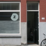 Jarenlang is het een voorwaarde voor kwaliteit geweest volgens velen; een herkenbaar handschrift. Bert Frings (1972) heeft een zeer herkenbaar handschrift. Niet alleen de kleuren maar ook die lijnen, de [&hellip;]