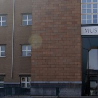 Steeds meer musea lijken niet meer op musea, maar op een intelectuele variant van kermisatracties. Meer en meer moeten de solopresentaties aan ogenschijnlijk een aantal voorwaarden voldoen, de kunstenaar moet gerepresenteerd [&hellip;]