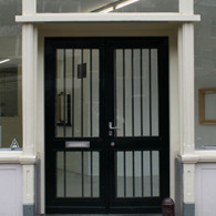 Als je bij Martin van Zomeren binnenkomt zie je dat er veel verschillende werken te zien zijn. Er hangen wat zwarte platen met tekst, wat schilderachtige objecten, een kapotte stoel, [&hellip;]