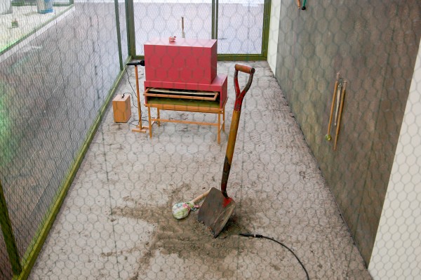 Gareth Moore - A Burning Bag as a Smoke-Grey Lotus (Compacted Earth, Concrete, Tempera, A Breathing Apparatus, A Garden Hose, Insect, A Horn, No one hears a Ditch Digger, Maxy, Mallet, A Drumming Noise) - Installatie (detail)